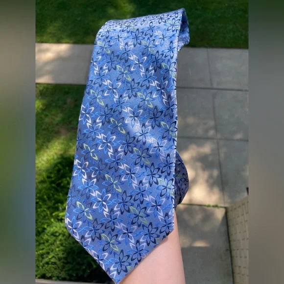 Jhane Barnes 100% Silk Blue Floral Botanical Starburst Geometric Pattern Tie - Picture 16 of 17